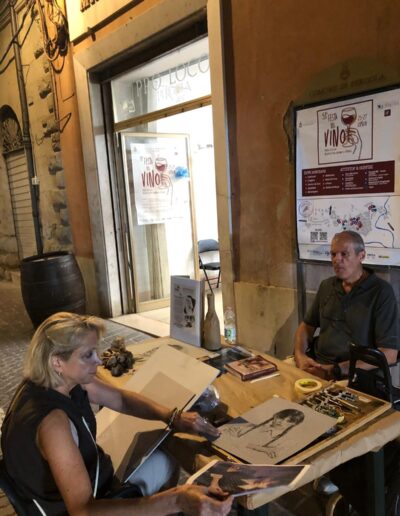 Laura Frus al lavoro davanti alla sede della Pro Loco
